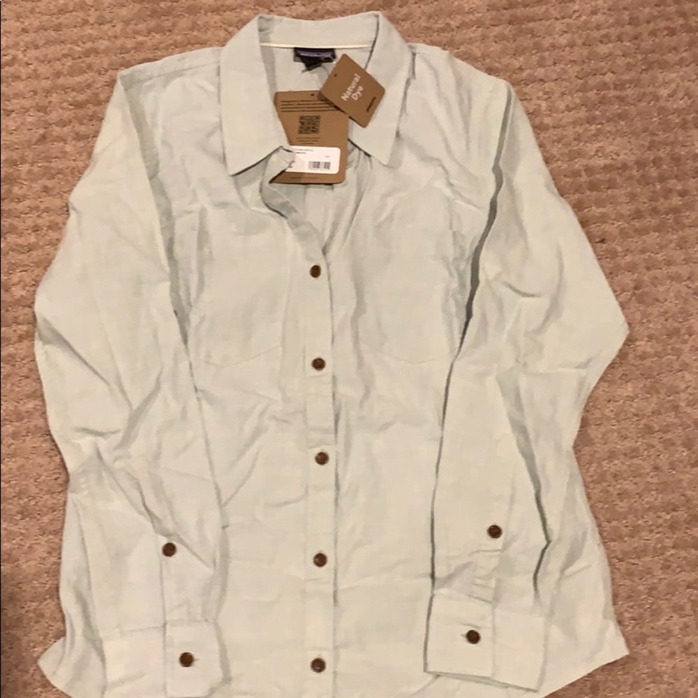 Patagonia woman’s long sleeved clean color top